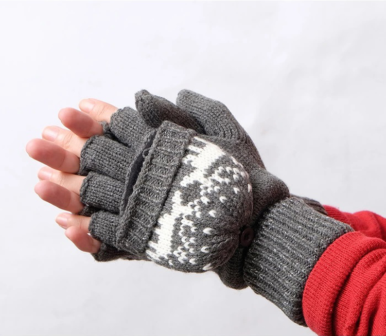 ミトンカバー付き指切りニット2way手袋 トナカイ柄柄 着用