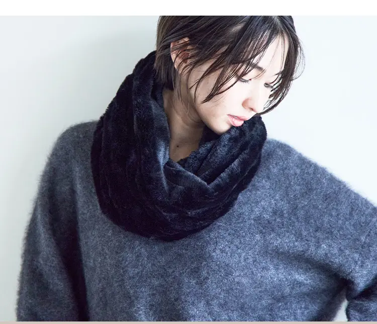落ち着いた色合いのネックウォーマーを着用した女性イメージ。シックなスタイリング例