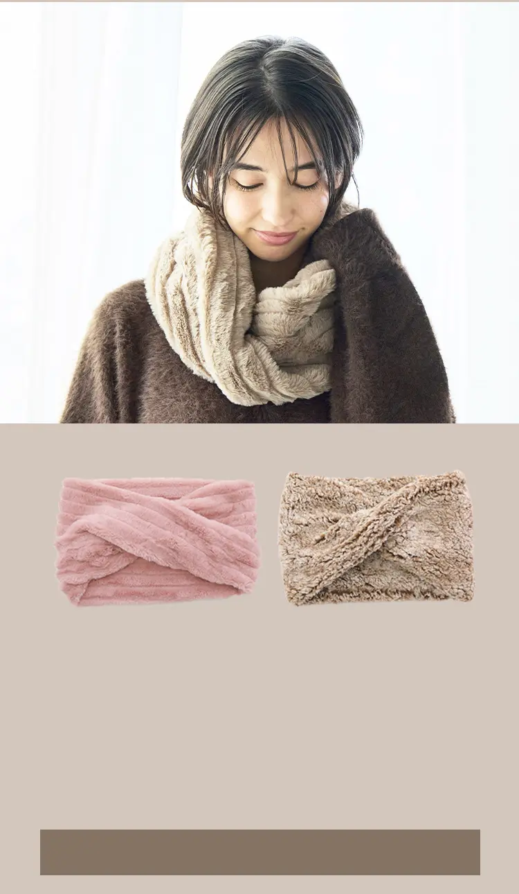 ベージュ系カラーのネックウォーマー着用イメージ。ネックウォーマーの立体的なフォルムがわかるデザイン説明画像