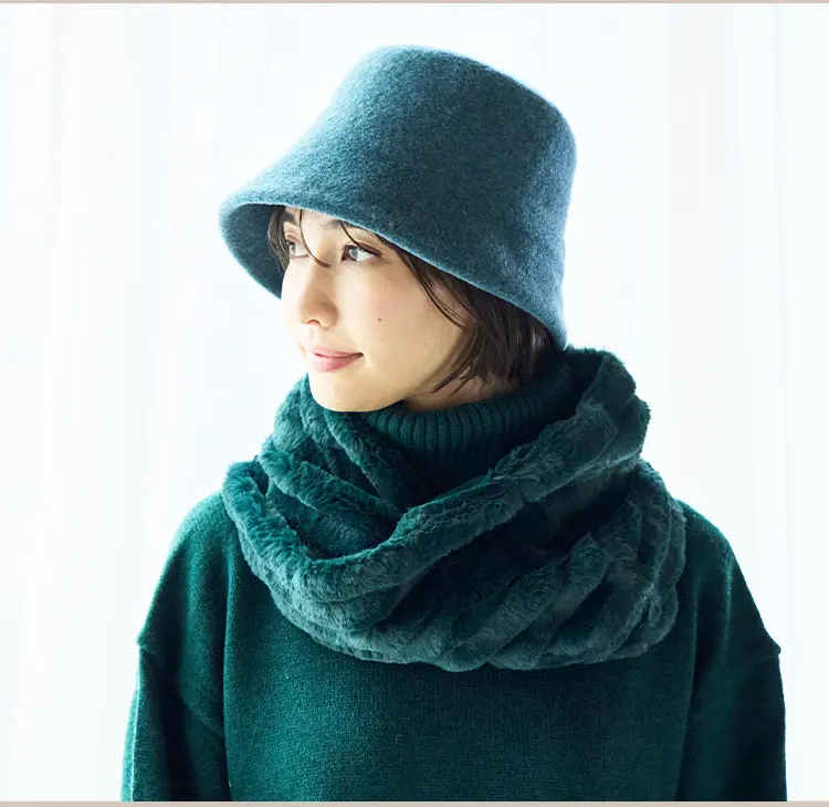 グリーンカラーのネックウォーマー着用イメージ。コーディネートのアクセント例