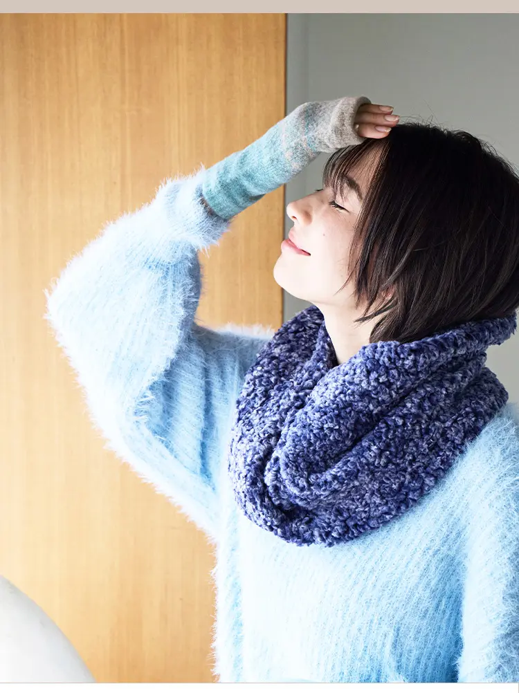 青系カラーのネックウォーマーを着用した女性イメージ。リラックスした雰囲気の着用例