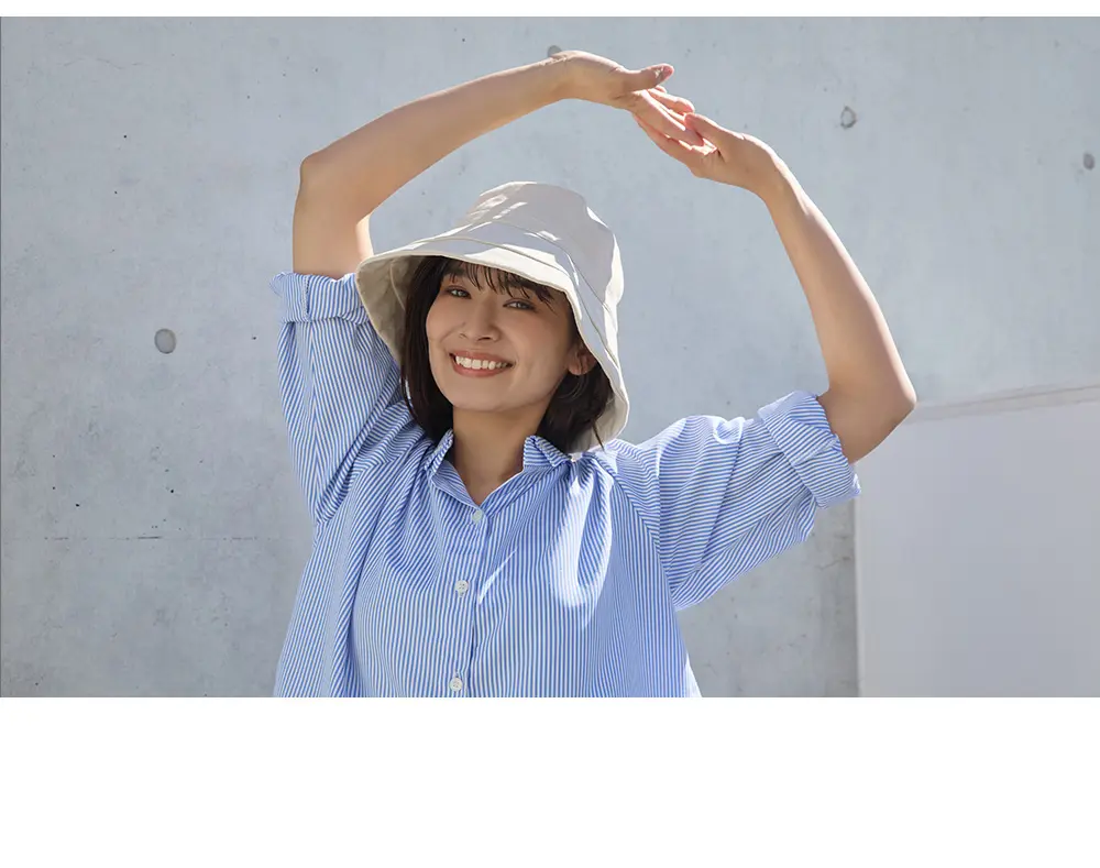 暑い日のお出かけにも取り入れやすいレディースUVカット帽子の使用シーンイメージ