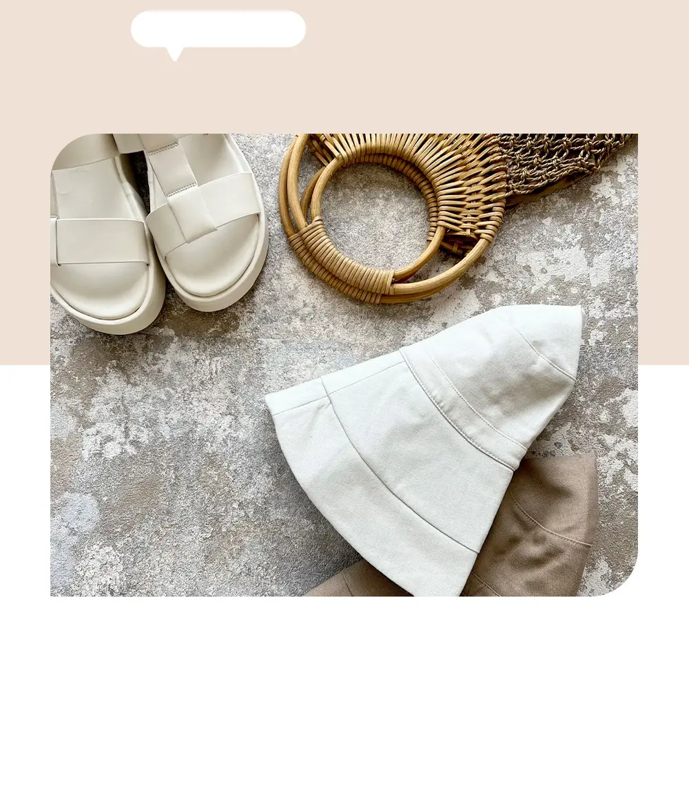 折りたたんでバッグに収納できるレディースUVカット帽子の持ち運びイメージ