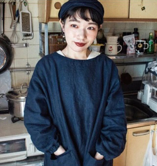 渡辺友美子さん(正面)