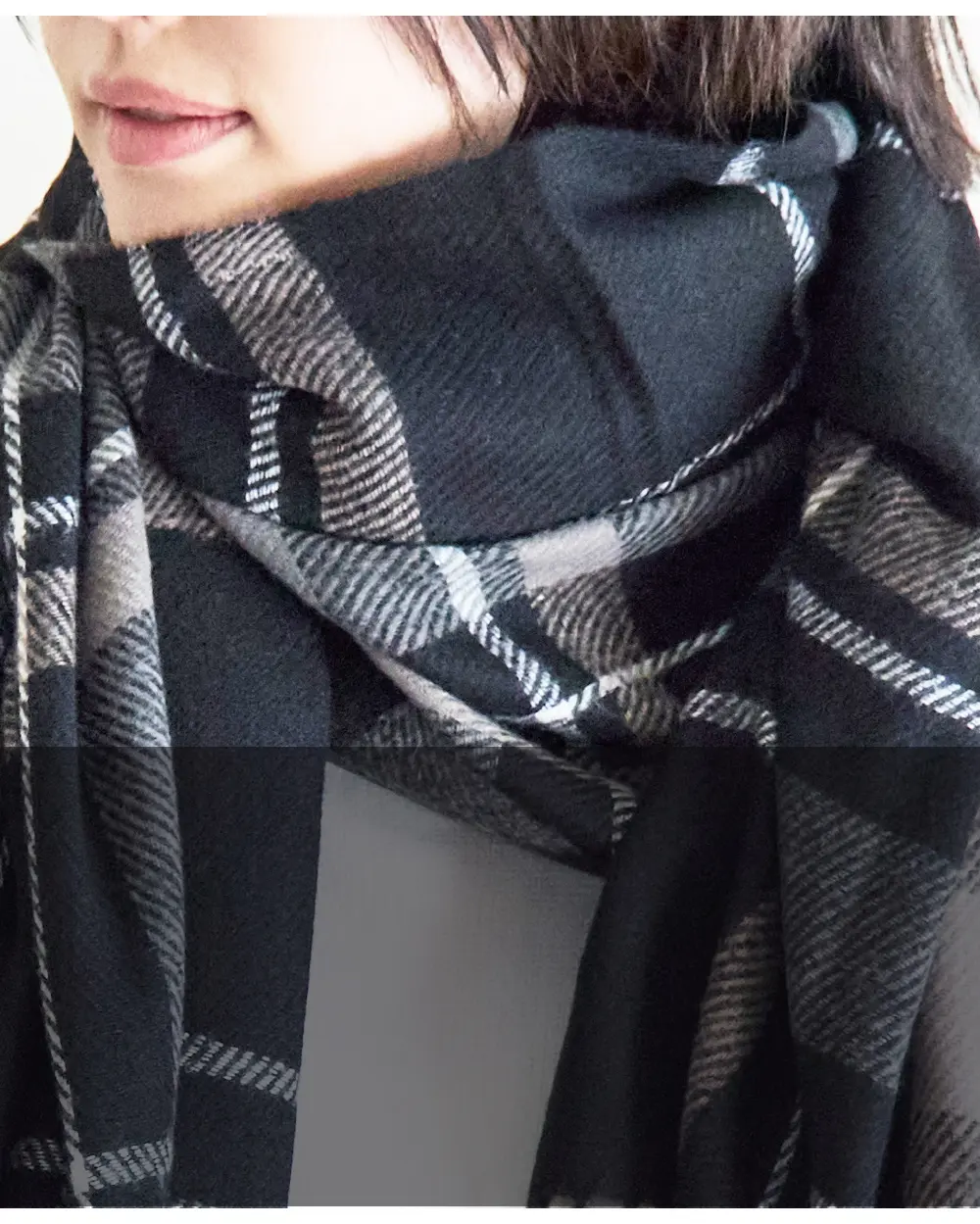 ふんわりとした風合いの大判ストール。軽やかで扱いやすい素材感を紹介した商品イメージ