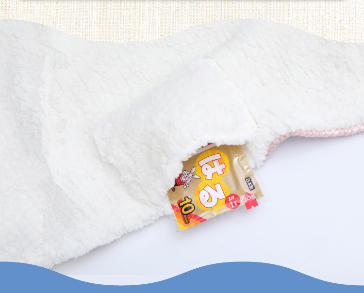 内側にポケットもついているのでカイロや小物を入れてもOK