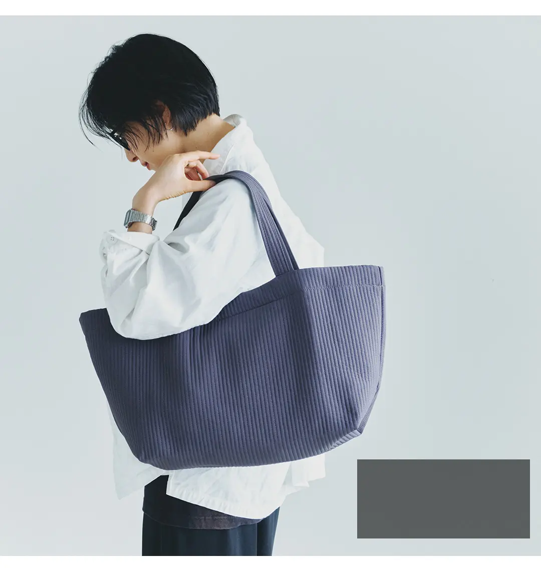 ヌビバッグのカラーバリエーション「チャコール」の商品画像。落ち着いた印象のベーシックカラー