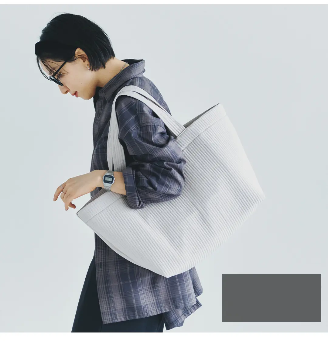 ヌビバッグのカラーバリエーション「グレージュ」の商品画像。やさしく上品な印象のニュアンスカラー