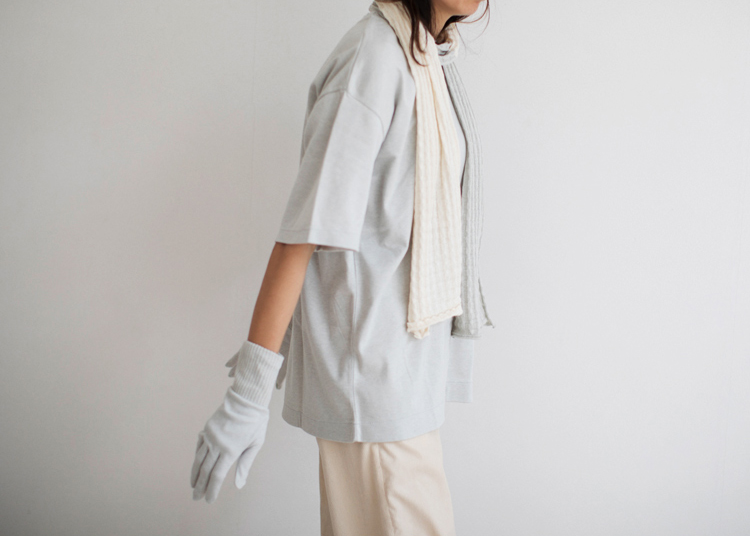 天然染料で染めた柔らかなスカーフ