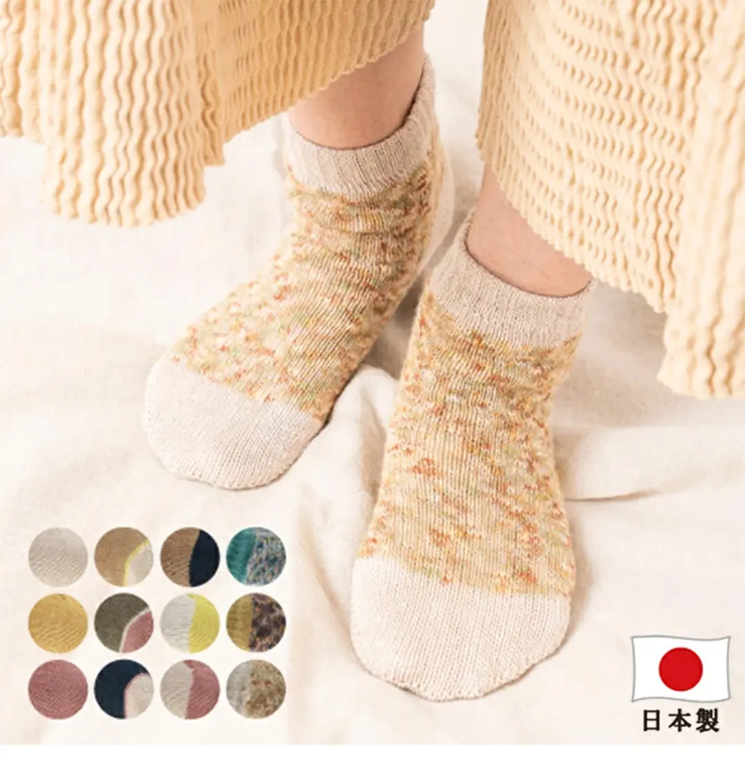 フランダースリネンを使用した快適ソックスの着用イメージ。レディース向けリネンソックスの足元写真