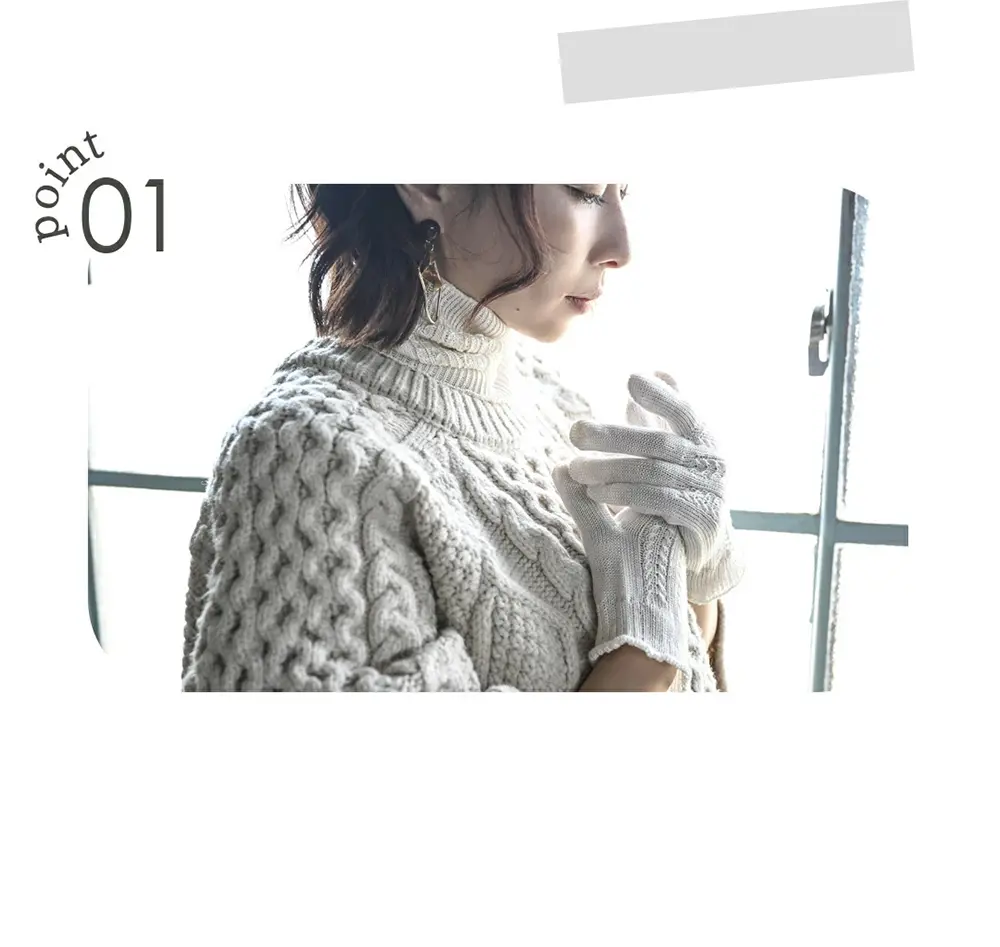 うるおいを保ちながらやさしく手肌を包み込むシルク手袋の着用イメージ。縫い目がなくやさしいつけ心地。