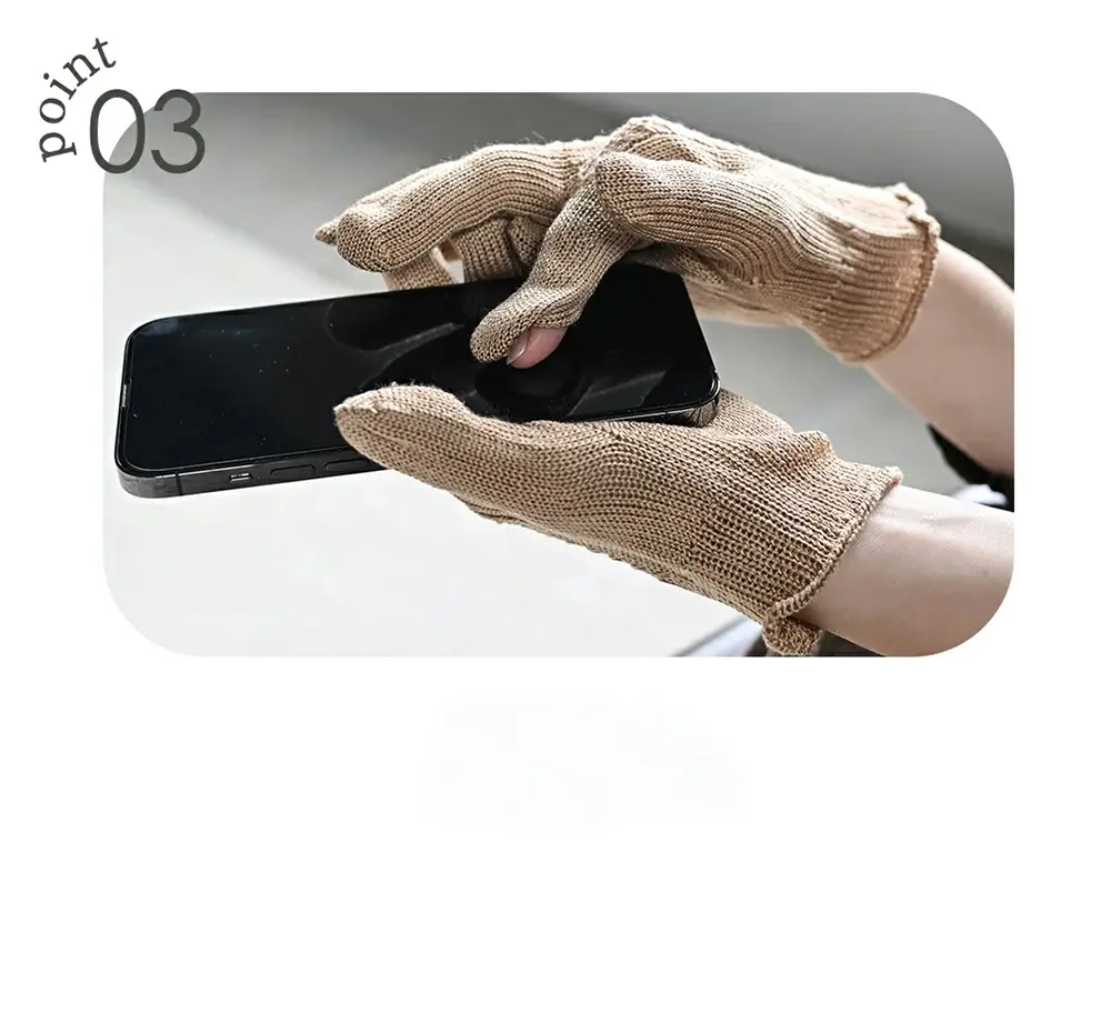 保湿を意識したレディースシルク手袋の使用シーンイメージ。スリット入りでスマホ操作も可能。