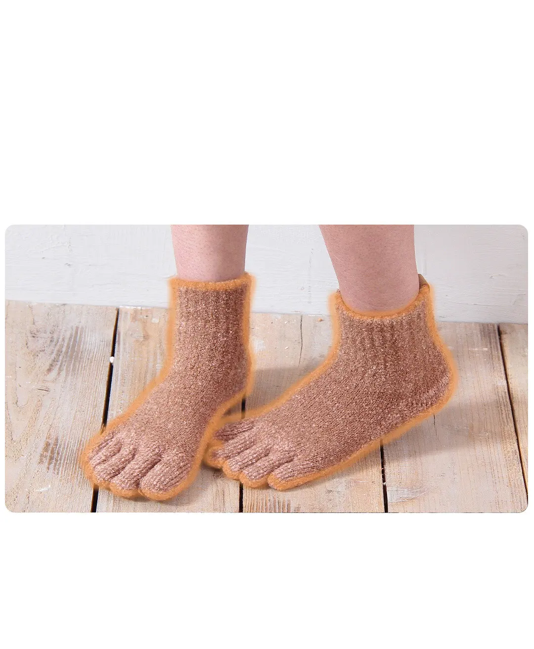 こたついらずソックスの5本指ショート丈ダブルタイプ着用イメージ。モコモコ素材で足元の冷え対策を意識した冬用ソックス