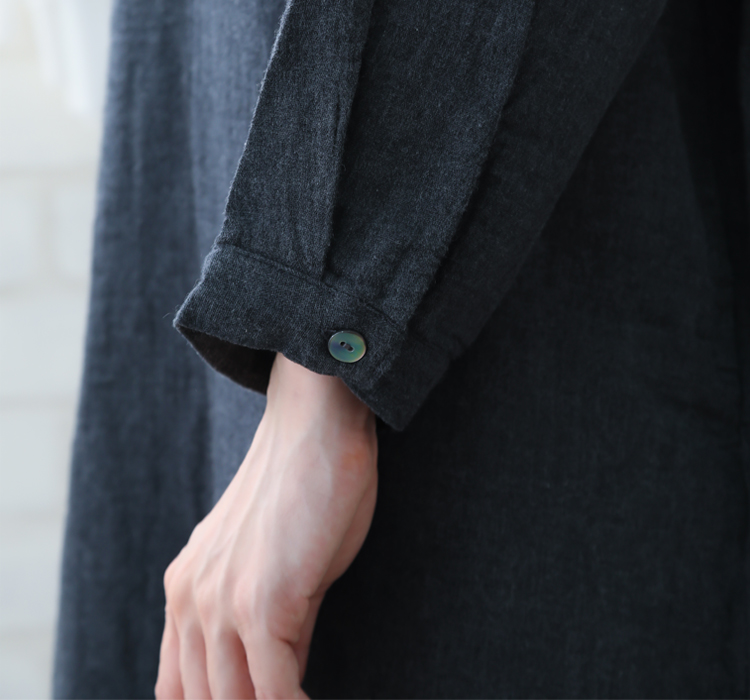 袖口はタック入り