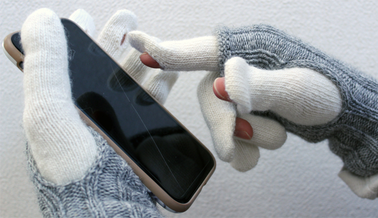 ecuvo,AW ダブルグローブ Lサイズ スマホ使用時の様子