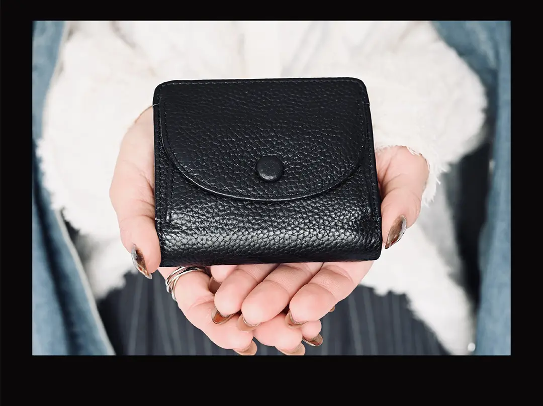 上質な本革を贅沢に使用し使うほどに味わいを楽しめます