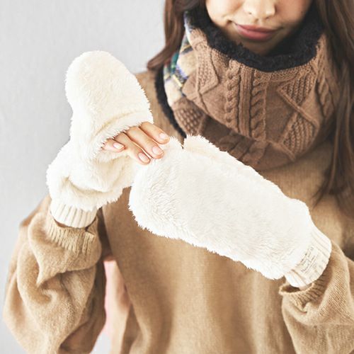 ファー風で手ざわりがとっても気持ちいい　手先が使えてお金の出し入れなどにも便利　スマホ操作も